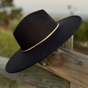 Giddy Up Thin Gold Chain Black Felt Fedora Hat